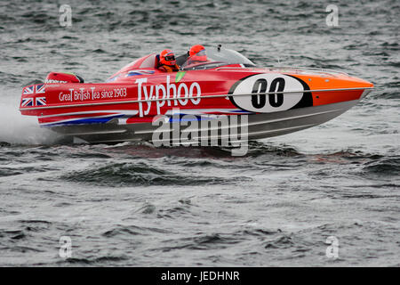 P1 Superstock bateau de course de l'Esplanade, Greenock, en Écosse, le 24 juin 2017. Voile 00 Typhoo conduit par Kevin Hunt et navigué par Carl Turner. Banque D'Images