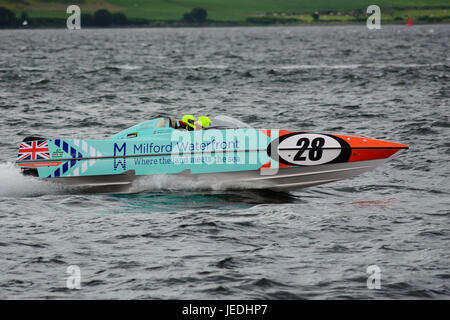 P1 Superstock bateau de course de l'Esplanade, Greenock, en Écosse, le 24 juin 2017. Voile 28 Milford Waterfront conduit par Andrew et navigué par Charles Morris Banque D'Images