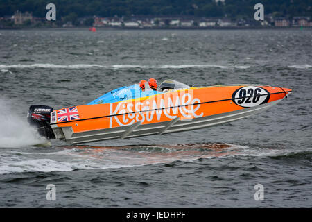 P1 Superstock bateau de course de l'Esplanade, Greenock, en Écosse, le 24 juin 2017. 926, l'expérience de l'équipe de course de Kissimmee, dans l'action conduite par Neil Jackson et navigué par Jason Jackson. Banque D'Images