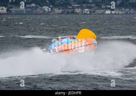 P1 Superstock bateau de course de l'Esplanade, Greenock, en Écosse, le 24 juin 2017. 926, l'expérience de l'équipe de course de Kissimmee, dans l'action conduite par Neil Jackson et navigué par Jason Jackson. Banque D'Images