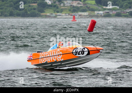 P1 Superstock bateau de course de l'Esplanade, Greenock, en Écosse, le 24 juin 2017. 926, l'expérience de l'équipe de course de Kissimmee, dans l'action conduite par Neil Jackson et navigué par Jason Jackson. Banque D'Images