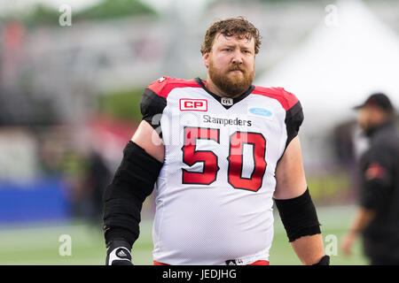 Le double d'heures supplémentaires. 23 Juin, 2017. Stampeders de Calgary offensive ligne Spencer Wilson (50) avant le match entre l'AFC des Stampeders de Calgary et Ottawa Redblacks à TD Place Stadium à Ottawa, Canada. Les chercheurs d'or et liée à Redblacks 31-31 double des heures supplémentaires. Daniel Lea/CSM/Alamy Live News Banque D'Images