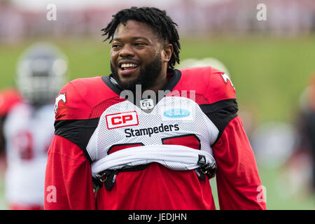 Le double d'heures supplémentaires. 23 Juin, 2017. Le joueur de ligne défensive des Stampeders de Calgary Derek Wiggan (97) avant le match entre l'AFC des Stampeders de Calgary et Ottawa Redblacks à TD Place Stadium à Ottawa, Canada. Les chercheurs d'or et liée à Redblacks 31-31 double des heures supplémentaires. Daniel Lea/CSM/Alamy Live News Banque D'Images