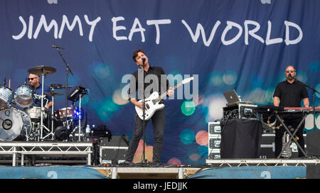Le groupe "Jimmy Eat World", avec le chanteur Jim Adkins (C), joue au cours de la deuxième journée de l'Hurricane Festival à Scheessel, Allemagne, 23 juin 2017. La 21e édition du festival a lieu entre le 23 et 25 juin. Photo : Sebastian Gollnow/dpa Banque D'Images