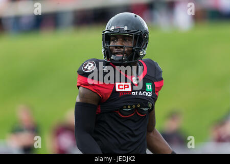 Le double d'heures supplémentaires. 23 Juin, 2017. Ottawa Redblacks Serderius linebacker Bryant (10) avant le match entre l'AFC des Stampeders de Calgary et Ottawa Redblacks à TD Place Stadium à Ottawa, Canada. Les chercheurs d'or et liée à Redblacks 31-31 double des heures supplémentaires. Daniel Lea/CSM/Alamy Live News Banque D'Images