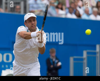 Le Queen's Club, London, UK. 24 Juin, 2017. Jour 6 de l'Aegon Championships 2017 au west London club, demi-finale centre court action avec Gilles Muller (LUX) v Marin Cilic (CRO), prenant le match avec Del Potro en 3 sets. Credit : Malcolm Park / Alamy Live News. Banque D'Images