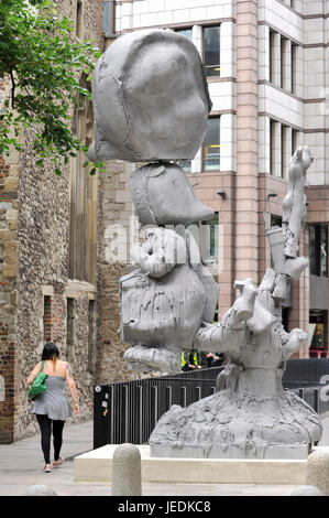 Londres, Royaume-Uni. 24 juin 2017. 'Apple Tree Boy Apple Tree Girl', 2010, de Paul McCarthy. L'œuvre est exposée dans le cadre de 'sculpture' dans la ville, un festival de sculpture dans le Square Mile par 16 œuvres contemporaines d'artistes de renommée internationale, qui débute le 27 juin. Crédit : Stephen Chung / Alamy Live News Banque D'Images