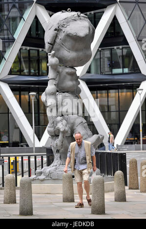 Londres, Royaume-Uni. 24 juin 2017. 'Apple Tree Boy Apple Tree Girl', 2010, de Paul McCarthy. L'œuvre est exposée dans le cadre de 'sculpture' dans la ville, un festival de sculpture dans le Square Mile par 16 œuvres contemporaines d'artistes de renommée internationale, qui débute le 27 juin. Crédit : Stephen Chung / Alamy Live News Banque D'Images