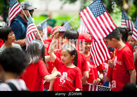 Les élèves de PS 2 Se préparer à mars dans l'indicateur annuel Day Parade à New York le mercredi, 14 juin, 2017, à partir de New York City Hall Park. Le Jour du drapeau a été créé par proclamation par le président Woodrow Wilson le 14 juin 1916 comme un jour férié honorant le drapeau de l'Amérique, mais ce n'est qu'en 1949 quand il est devenu le Jour du drapeau national. La maison de vacances honore le drapeau 1777 Résolution où les stars and stripes ont été officiellement adopté comme drapeau des États-Unis. (© Richard B. Levine) Banque D'Images