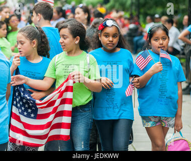 Les élèves de PS 14Q Préparer à mars dans le pavillon annuel Day Parade à New York le mercredi, 14 juin, 2017, à partir de New York City Hall Park. Le Jour du drapeau a été créé par proclamation par le président Woodrow Wilson le 14 juin 1916 comme un jour férié honorant le drapeau de l'Amérique, mais ce n'est qu'en 1949 quand il est devenu le Jour du drapeau national. La maison de vacances honore le drapeau 1777 Résolution où les stars and stripes ont été officiellement adopté comme drapeau des États-Unis. (© Richard B. Levine) Banque D'Images