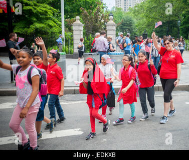 Les élèves de PS 214 mars dans la Parade de la fête du drapeau annuel à New York le mercredi, 14 juin, 2017, à partir de New York City Hall Park. Le Jour du drapeau a été créé par proclamation par le président Woodrow Wilson le 14 juin 1916 comme un jour férié honorant le drapeau de l'Amérique, mais ce n'est qu'en 1949 quand il est devenu le Jour du drapeau national. La maison de vacances honore le drapeau 1777 Résolution où les stars and stripes ont été officiellement adopté comme drapeau des États-Unis. (© Richard B. Levine) Banque D'Images