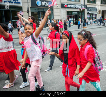 Les élèves de PS 214 mars dans la Parade de la fête du drapeau annuel à New York le mercredi, 14 juin, 2017, à partir de New York City Hall Park. Le Jour du drapeau a été créé par proclamation par le président Woodrow Wilson le 14 juin 1916 comme un jour férié honorant le drapeau de l'Amérique, mais ce n'est qu'en 1949 quand il est devenu le Jour du drapeau national. La maison de vacances honore le drapeau 1777 Résolution où les stars and stripes ont été officiellement adopté comme drapeau des États-Unis. (© Richard B. Levine) Banque D'Images