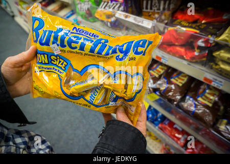 Un client choisit un sac de bonbons de chocolat de la marque Nestlé dans un magasin à New York, le jeudi 15 juin, 2017. En raison d'un ralentissement de la demande pour le chocolat Nestlé envisage de vendre son entreprise de chocolat. (© Richard B. Levine) Banque D'Images