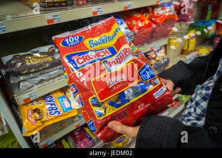 Un client choisit un sac de bonbons de chocolat de la marque Nestlé dans un magasin à New York, le jeudi 15 juin, 2017. En raison d'un ralentissement de la demande pour le chocolat Nestlé envisage de vendre son entreprise de chocolat. (© Richard B. Levine) Banque D'Images