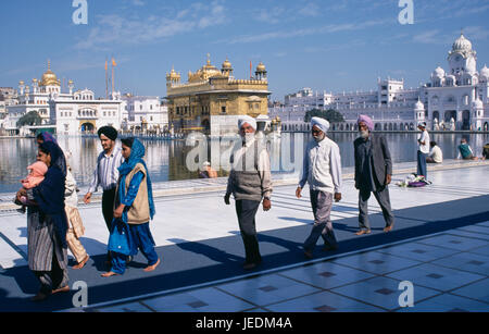 L'Inde, Punjab, Temple d'or d'Amritsar, également connu sous le nom de Hari Mandir, les populations locales autour de la piscine en premier plan avec Temple en rénovation derrière. Banque D'Images