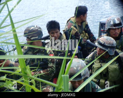 Marawi City, Philippines. 23 Juin, 2017. Après près d'un mois depuis l'État islamique (ISIS)-inspiré Maute attaqué et prévu de conquérir la ville Islamique de Marawi de Lanao del Sur, les Forces armées des Philippines (AFP) a déclaré que la libération de la ville ravagée par la guerre peut être vu en moins de 30 jours. La poursuite des frappes aériennes sur la Maute barangays contrôlée ; rue en rue et de maison en maison pour des opérations de compensation ; et des soldats patrouillent dans les lacs et rivières d'éviter les attentats terroristes de s'échapper. Sherbien Dacalanio : Crédit/Pacific Press/Alamy Live News Banque D'Images