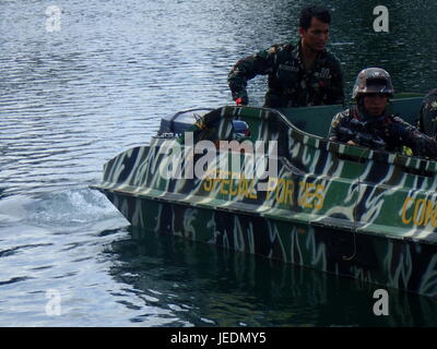 Marawi City, Philippines. 23 Juin, 2017. Après près d'un mois depuis l'État islamique (ISIS)-inspiré Maute attaqué et prévu de conquérir la ville Islamique de Marawi de Lanao del Sur, les Forces armées des Philippines (AFP) a déclaré que la libération de la ville ravagée par la guerre peut être vu en moins de 30 jours. La poursuite des frappes aériennes sur la Maute barangays contrôlée ; rue en rue et de maison en maison pour des opérations de compensation ; et des soldats patrouillent dans les lacs et rivières d'éviter les attentats terroristes de s'échapper. Sherbien Dacalanio : Crédit/Pacific Press/Alamy Live News Banque D'Images