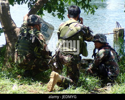 Marawi City, Philippines. 23 Juin, 2017. Après près d'un mois depuis l'État islamique (ISIS)-inspiré Maute attaqué et prévu de conquérir la ville Islamique de Marawi de Lanao del Sur, les Forces armées des Philippines (AFP) a déclaré que la libération de la ville ravagée par la guerre peut être vu en moins de 30 jours. La poursuite des frappes aériennes sur la Maute barangays contrôlée ; rue en rue et de maison en maison pour des opérations de compensation ; et des soldats patrouillent dans les lacs et rivières d'éviter les attentats terroristes de s'échapper. Sherbien Dacalanio : Crédit/Pacific Press/Alamy Live News Banque D'Images