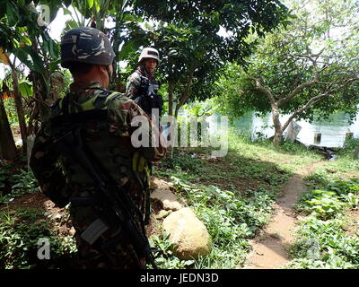 Marawi City, Philippines. 23 Juin, 2017. Après près d'un mois depuis l'État islamique (ISIS)-inspiré Maute attaqué et prévu de conquérir la ville Islamique de Marawi de Lanao del Sur, les Forces armées des Philippines (AFP) a déclaré que la libération de la ville ravagée par la guerre peut être vu en moins de 30 jours. La poursuite des frappes aériennes sur la Maute barangays contrôlée ; rue en rue et de maison en maison pour des opérations de compensation ; et des soldats patrouillent dans les lacs et rivières d'éviter les attentats terroristes de s'échapper. Sherbien Dacalanio : Crédit/Pacific Press/Alamy Live News Banque D'Images