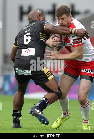 St Helens Mark Percival est abordé par Salford Red Devils' Robert Lui, au cours de la Super League Betfred match au stade AJ Bell, Salford. Banque D'Images