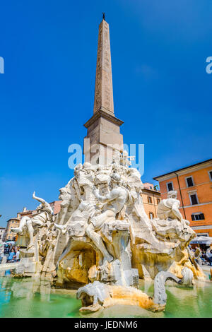 Fontaine des Quatre Fleuves avec obélisque égyptien, au milieu de la Piazza Navona, Rome, Italie Banque D'Images