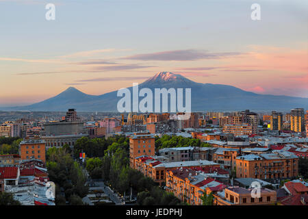 Vue sur Erevan dans le lever du soleil avec les deux sommets de la Mt Ararat dans l'arrière-plan, l'Arménie. Banque D'Images