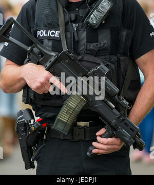 Agent de police armés en patrouille à la Royal Highland Show, Ingliston, Édimbourg. Banque D'Images