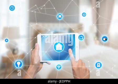 Smart home automation application sur tablette avec home intérieur en arrière-plan. Internet des objets concept Banque D'Images