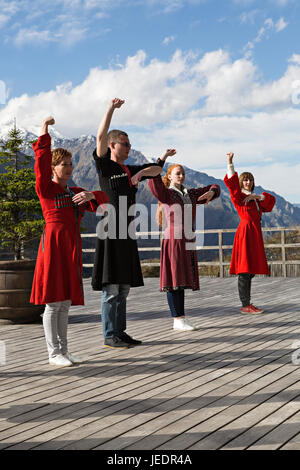 Peuple géorgien en robes locales effectuer georgian folk dance, Géorgie, montagnes du Caucase. Banque D'Images