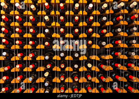 Bouteilles de vin sur le mur à crémaillère, Batumi, Géorgie Banque D'Images