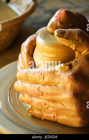 Mains d'un potier, la création d'un pot en terre Banque D'Images