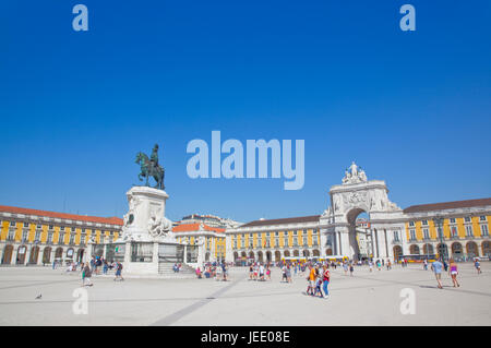 Le Portugal, Estremadura, Lisbonne, la Baixa, Praca do Comercio avec statue équestre du roi José et la Rua Augusta de triomphe. Banque D'Images