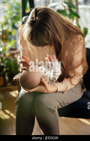 Caressant sa mère nouveau-né garçon à la maison Banque D'Images