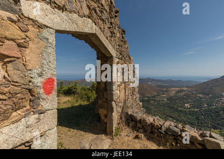 L'entrée en pierre à 'La maison du bandit', le bandit's house, au-dessus du village de Feliceto en Balagne de Corse avec la Vallée du Regino et Banque D'Images