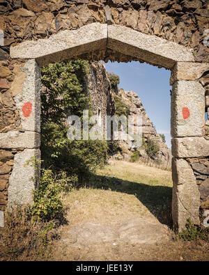 L'entrée en pierre à 'La maison du bandit', le bandit's house, au-dessus du village de Feliceto en Balagne Corse Banque D'Images