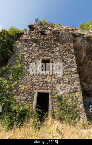 17e siècle, la maison des bandits 'La maison du bandit', construit dans la roche au-dessus du village de Feliceto en Balagne Corse Banque D'Images
