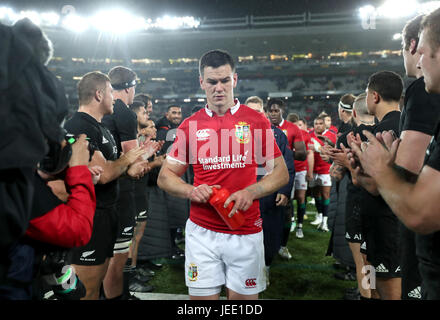 Les Lions britanniques et irlandais' Johnny Sexton quitte le terrain après le coup de sifflet final lors du premier essai de la 2017 Tournée des Lions britanniques et irlandais à Eden Park, Auckland. Banque D'Images