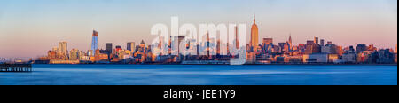 Vue panoramique au coucher du soleil de Midtown West gratte-ciel avec la rivière Hudson. Manhattan, New York City Banque D'Images