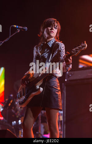 Thornhill, Écosse, Royaume-Uni - 27 août 2016 : Simone Butler, le guitariste basse avec bande écossais, Primal Scream au Champs électriques Banque D'Images