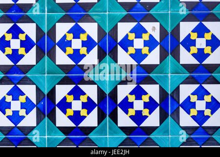 La décoration typique de la façade de la maison à Lisbonne. carreaux de céramique traditionnels azulejos. Banque D'Images