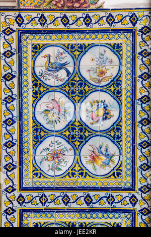 La décoration typique de la façade de la maison à Lisbonne. carreaux de céramique traditionnels azulejos. Banque D'Images