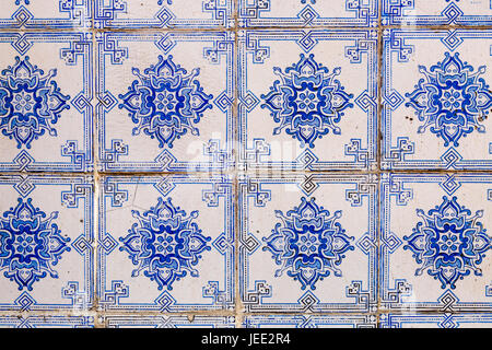 La décoration typique de la façade de la maison à Lisbonne. carreaux de céramique traditionnels azulejos. Banque D'Images