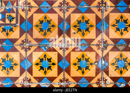 La décoration typique de la façade de la maison à Lisbonne. carreaux de céramique traditionnels azulejos. Banque D'Images