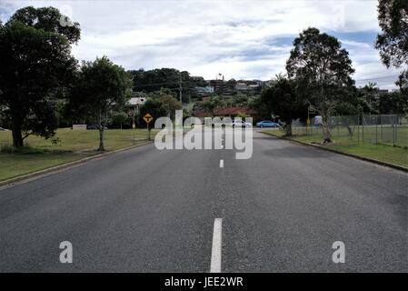 Rue déserte près de Coffs Harbour, New South Wales Australie comme le 16 juin 2017. Australian Street view. Banque D'Images