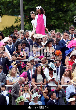 Racegoers autour du ring parade pendant cinq jours de Royal Ascot à Ascot Racecourse. Banque D'Images