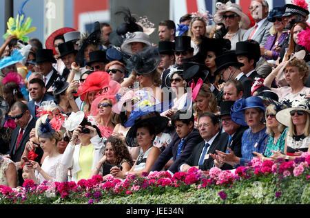 Racegoers autour du ring parade pendant cinq jours de Royal Ascot à Ascot Racecourse. Banque D'Images