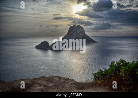 Voir d es Vedrà île rocheuse de la côte d'Ibiza, Espagne Banque D'Images