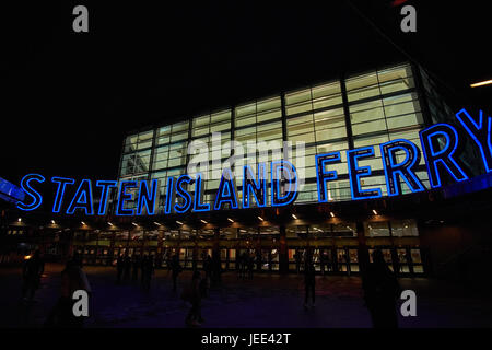 NEW YORK - 02 octobre 2016 : Le géant des lettres de néon à l'entrée du terminal de ferry de Staten Island à Battery Park Banque D'Images