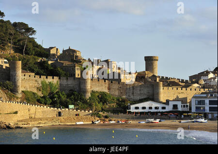 Espagne, Catalogne, Costa Brava, Tossa de Mar, sur la plage et la forteresse, Banque D'Images