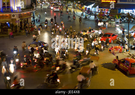 Scène de rue, la circulation, la nuit, Hanoi, Vietnam, Banque D'Images